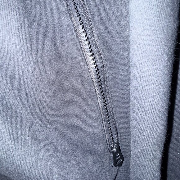 Obey jacket black, large. Soft material zipper pockets - Picture 4 of 6